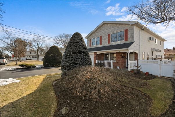 Attached, Exterior, Facade, Brick Facade, Split Level