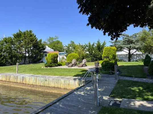 Exterior, Lake