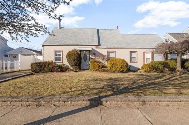 Exterior, Facade, Cape Cod