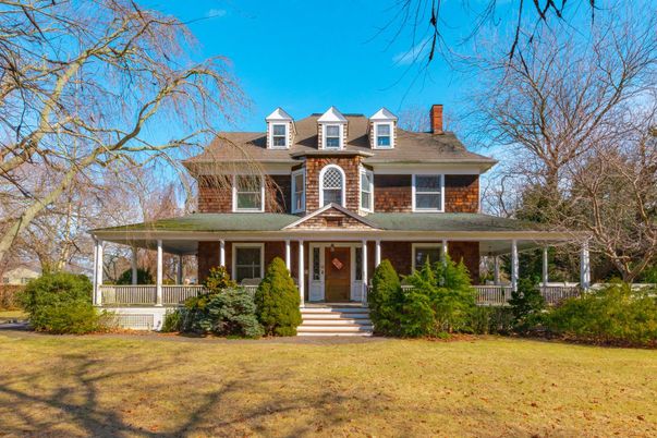 Exterior, Facade, American Foursquare