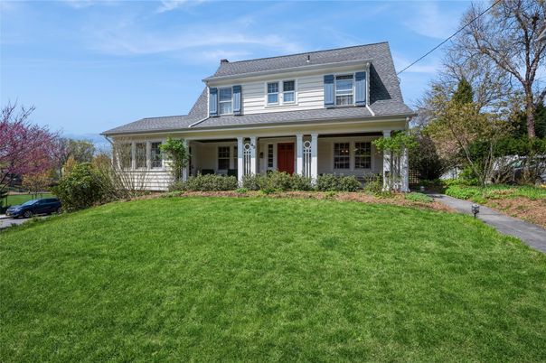 Exterior, Facade, American Foursquare