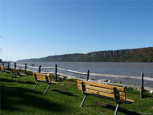 Exterior, Lake