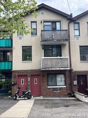 Exterior, Facade, Brick Facade, Rowhouse
