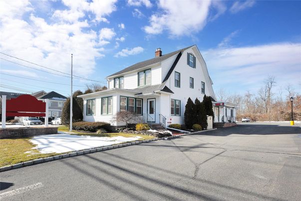 Exterior, Facade, Farmhouse