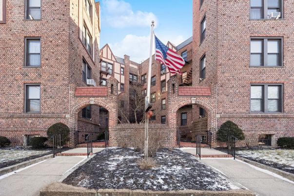 Exterior, Facade, Brick Facade, Rowhouse