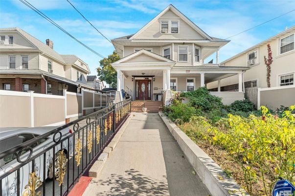 Exterior, Facade, Queen Anne Victorian