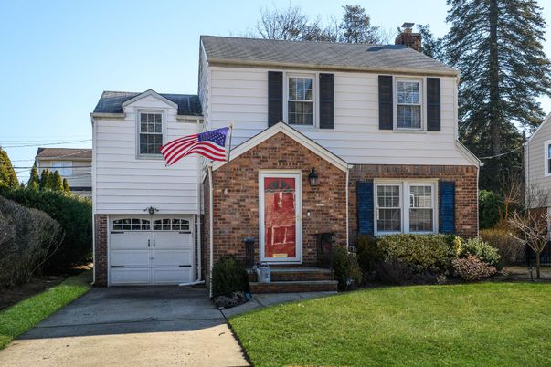 Attached, Exterior, Facade, Brick Facade, Georgian