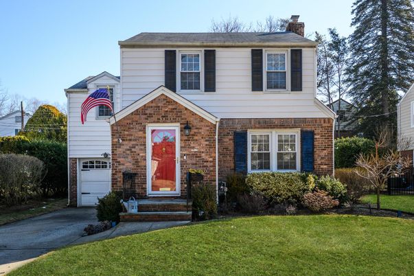 Attached, Exterior, Facade, Brick Facade, Georgian