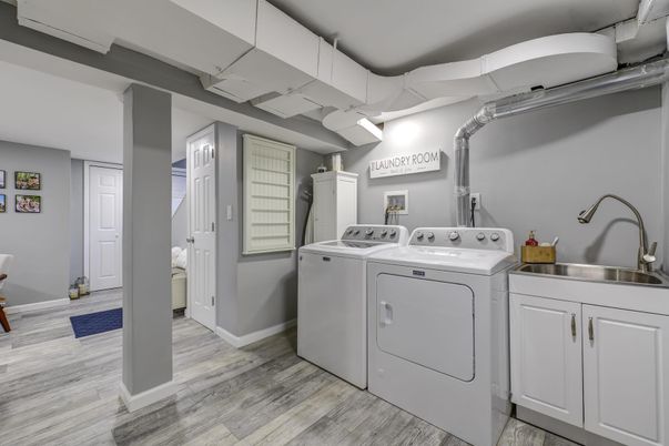 Interior, Utility Closets, Washer, Wood Texture Flooring