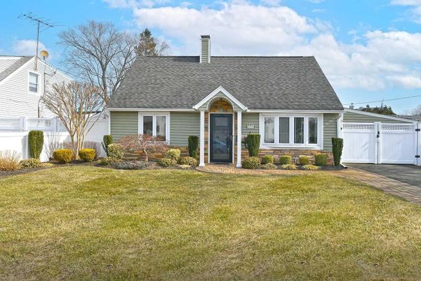 Exterior, Facade, Cape Cod