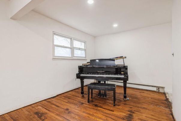 Interior, Piano, Recessed Lighting, Wood Texture Flooring