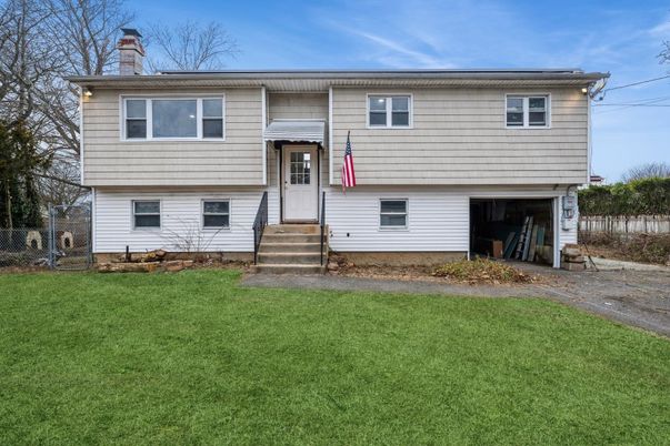 Exterior, Facade, Raised Ranch