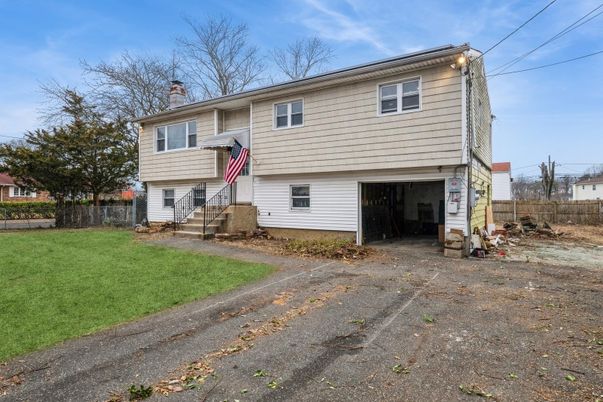Exterior, Facade, Raised Ranch