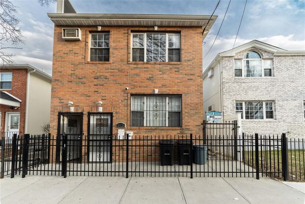 Exterior, Facade, Brick Facade, Rowhouse