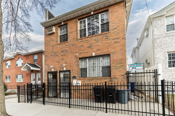 Exterior, Facade, Brick Facade, Rowhouse