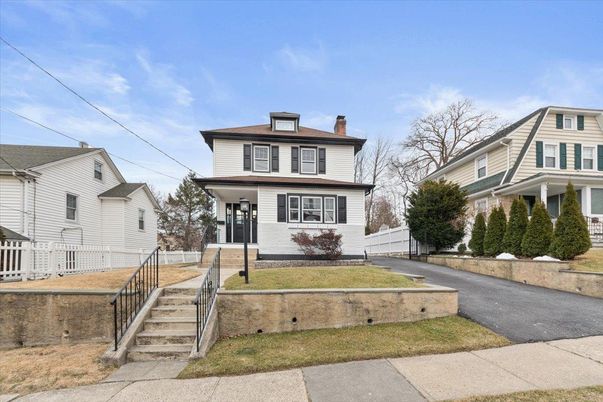 Exterior, Facade, American Foursquare