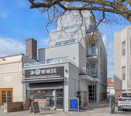 Exterior, Facade, Modern