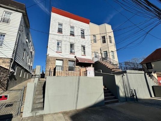 Exterior, Facade, Rowhouse