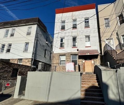 Exterior, Facade, Rowhouse