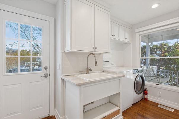 Interior, Recessed Lighting, Washer, Wood Texture Flooring