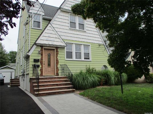 Exterior, Facade, Queen Anne Victorian