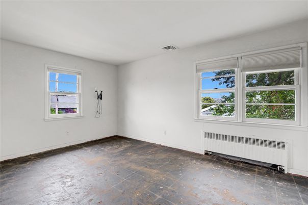 Empty room, Interior
