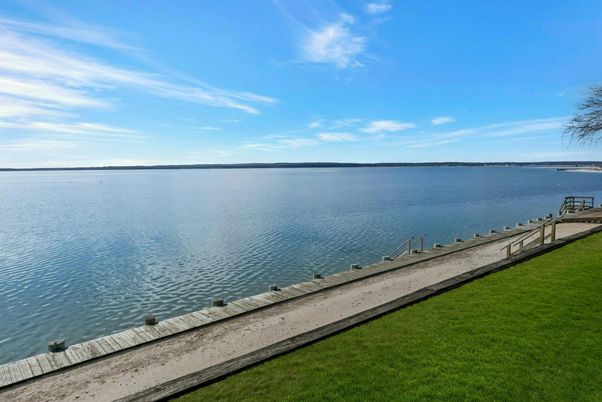 Exterior, Lake
