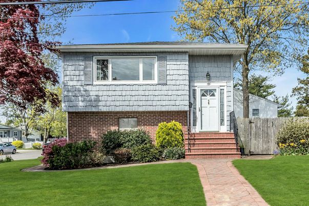 Exterior, Facade, Brick Facade, Raised Ranch