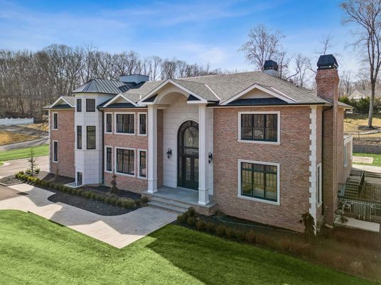 Exterior, Facade, Brick Facade, Georgian