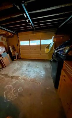 Garage, Interior, Wooden Beams