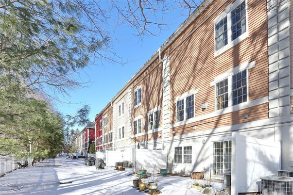 Exterior, Facade, Rowhouse