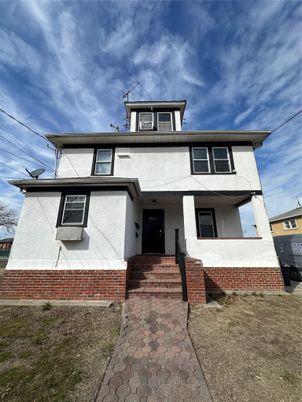 Exterior, Facade, American Foursquare