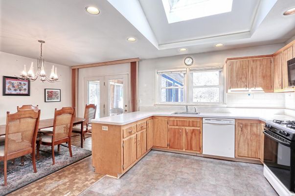 Chandelier, Dining room, Interior, Kitchen, Recessed Lighting, Stainless Steel Appliances