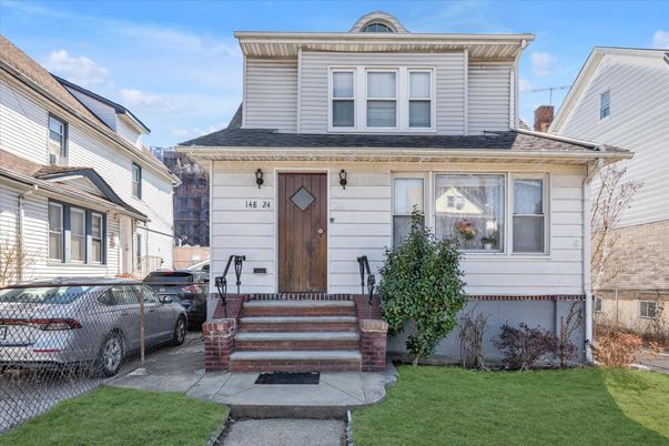 Exterior, Facade, American Foursquare