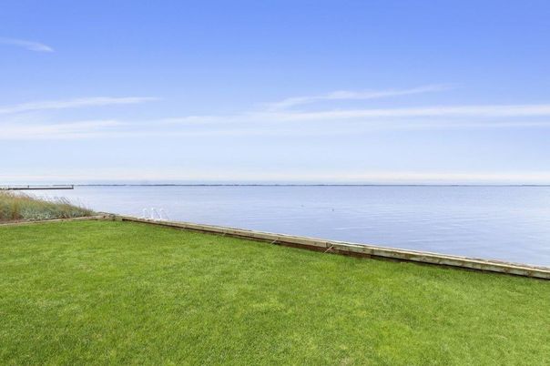 Exterior, Lake