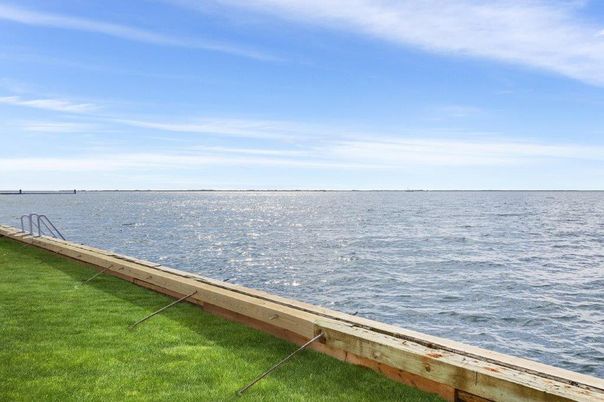 Exterior, Lake