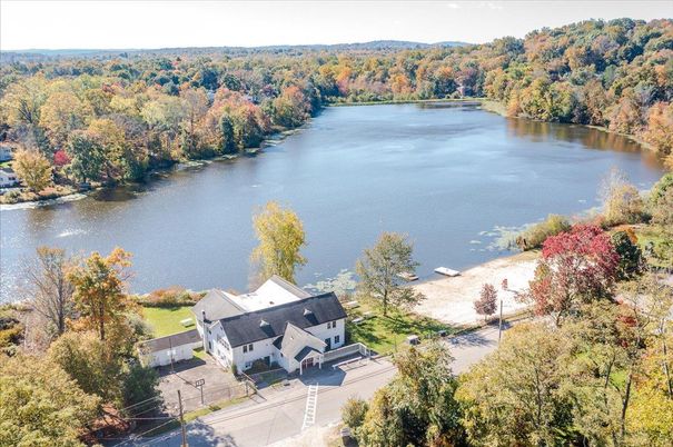 Exterior, Lake