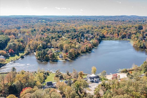Exterior, Lake