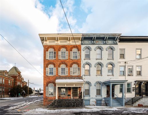 Exterior, Facade, Rowhouse