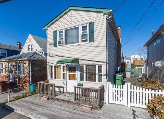 Exterior, Facade, Queen Anne Victorian