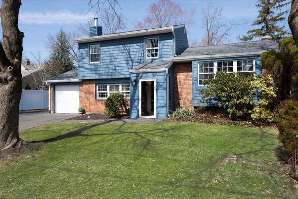 Attached, Exterior, Facade, Brick Facade, Split Level