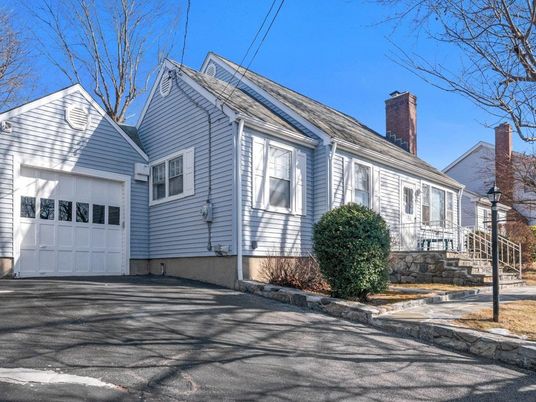 Attached, Exterior, Facade, Cape Cod