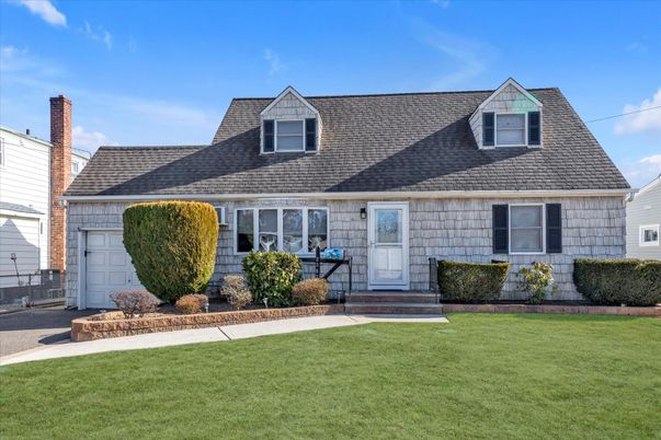 Attached, Exterior, Facade, Cape Cod