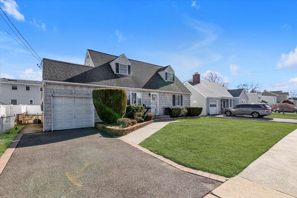Attached, Exterior, Facade, Cape Cod