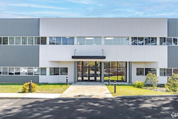 Exterior, Facade, Modern