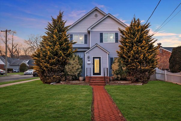 Exterior, Facade, Queen Anne Victorian