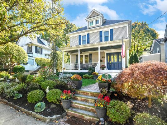 Exterior, Facade, American Foursquare