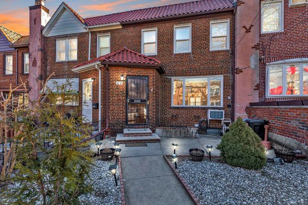 Exterior, Facade, Brick Facade, Rowhouse