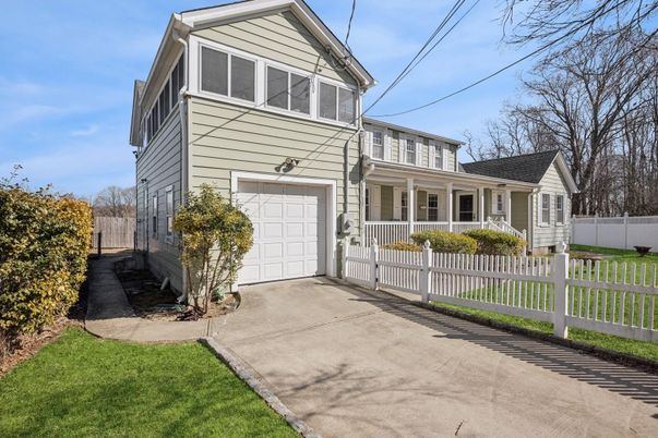 Attached, Exterior, Facade, Queen Anne Victorian