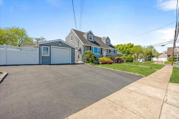 Attached, Exterior, Facade, Cape Cod